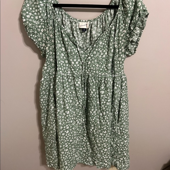 TARGET UNIVERSAL THREADS GREEN FLORAL DRESS - Picture 1 of 4